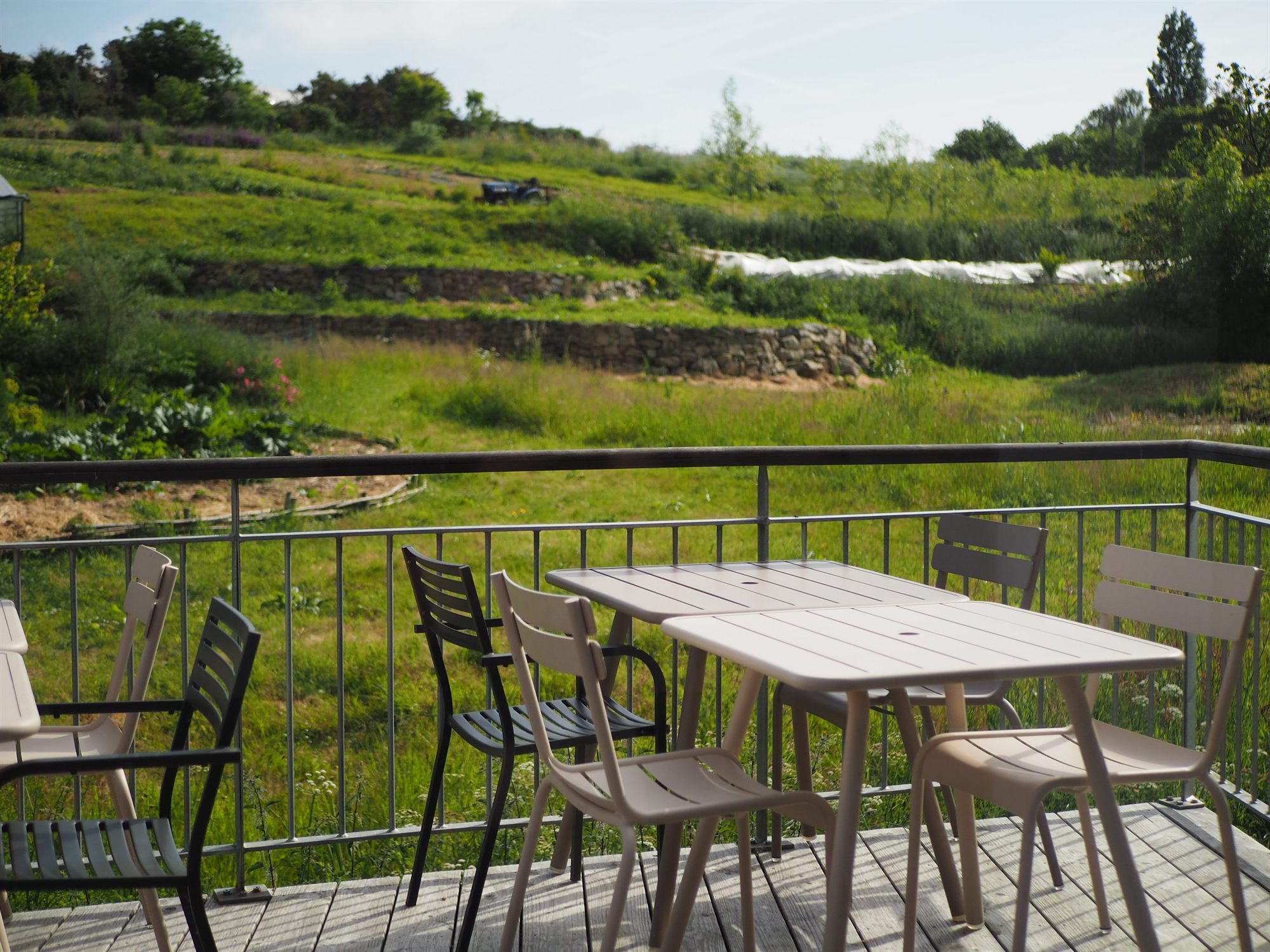 La terrasse du restaurant avec vue sur le potager et le vallon