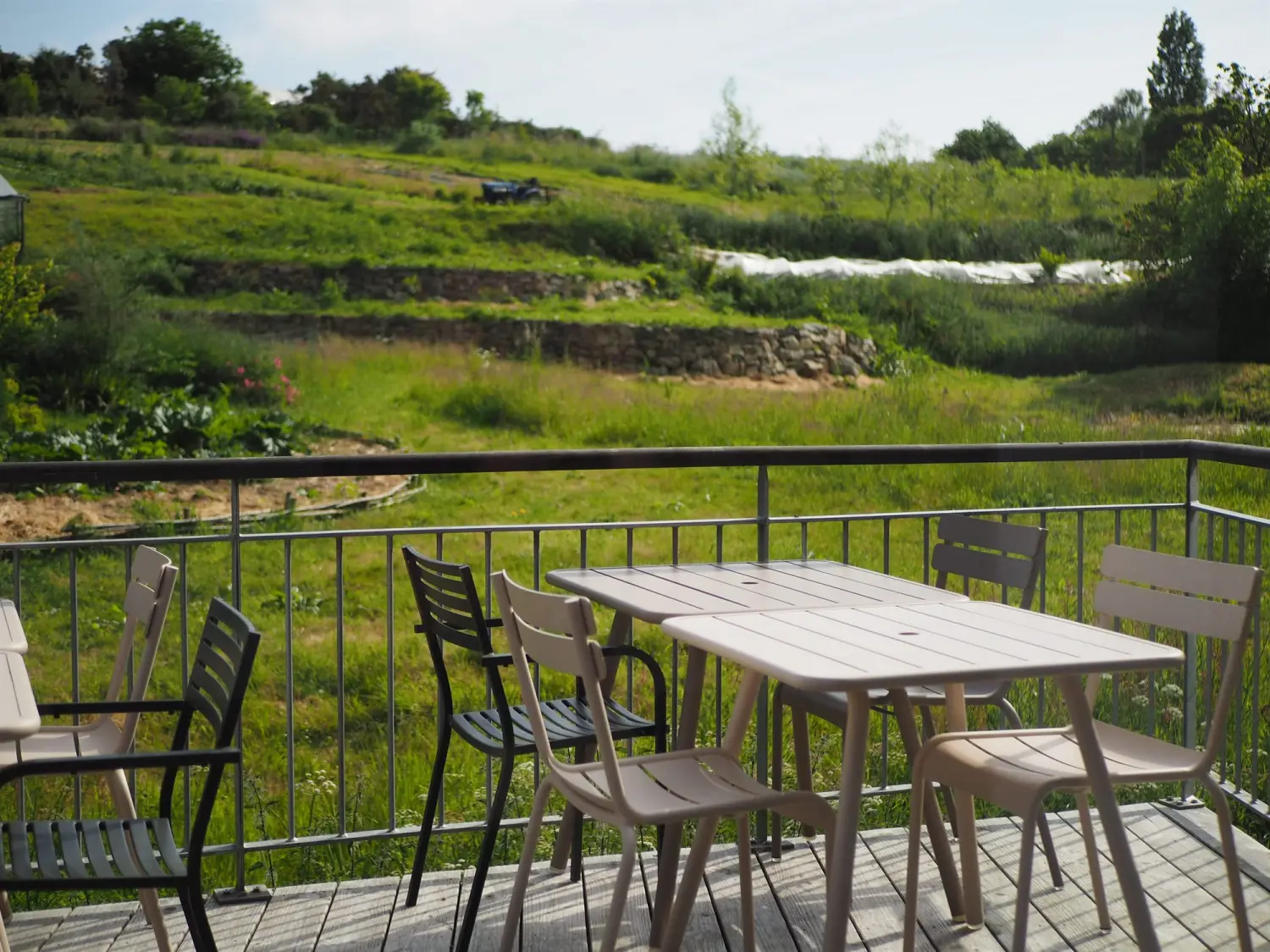 La terrasse du restaurant avec vue sur le potager et le vallon